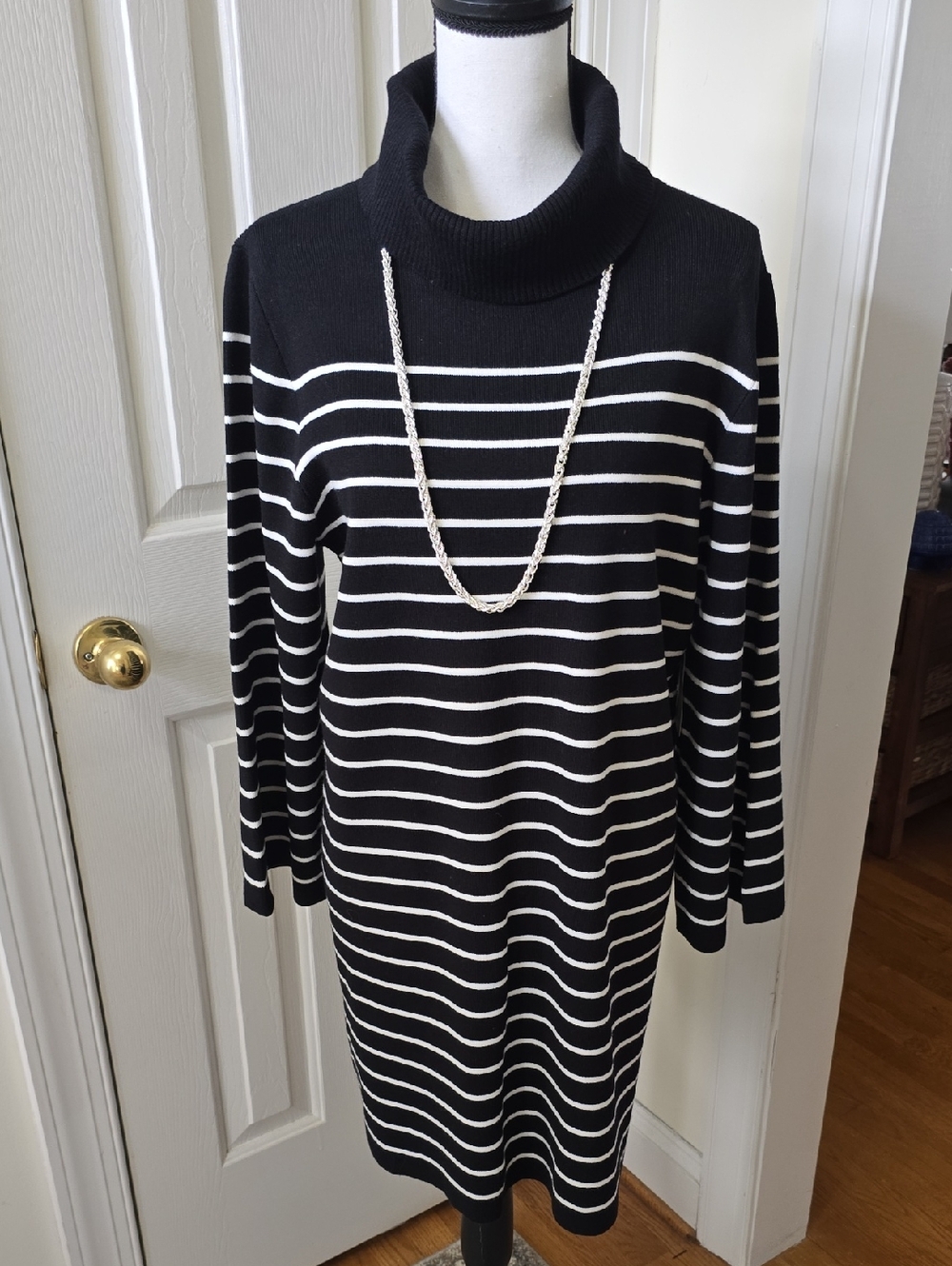 WILLOW GLENN BRAND WOMEN'S BLACK AND WHITE STRIPED SWEATER DRESS SIZE XL